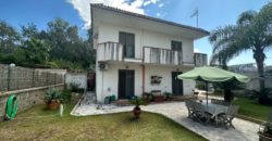 VILLA SINGOLA CON AMPIO GIARDINO Lago Patria Centro