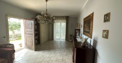 VILLA SINGOLA CON AMPIO GIARDINO Lago Patria Centro