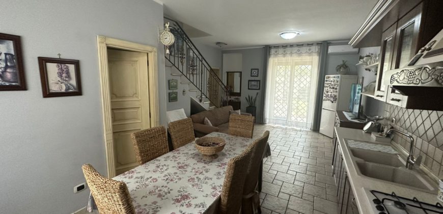 VILLA SINGOLA CON AMPIO GIARDINO Lago Patria Centro