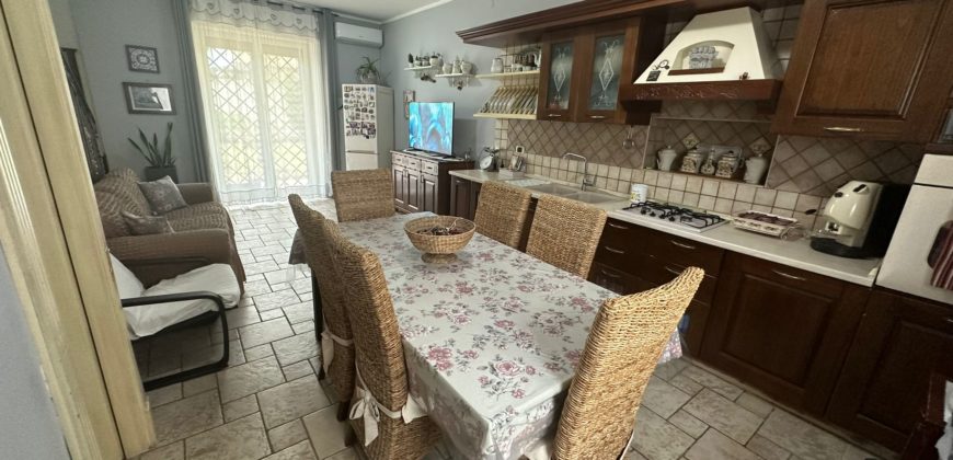 VILLA SINGOLA CON AMPIO GIARDINO Lago Patria Centro