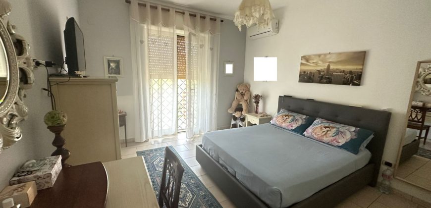 VILLA SINGOLA CON AMPIO GIARDINO Lago Patria Centro
