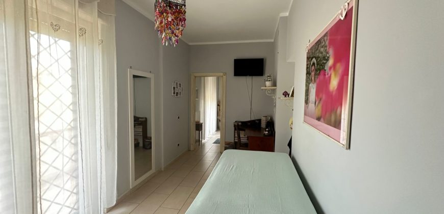 VILLA SINGOLA CON AMPIO GIARDINO Lago Patria Centro