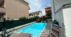 VILLA CON PISCINA IN PARCO Varcaturo-Tangenziale