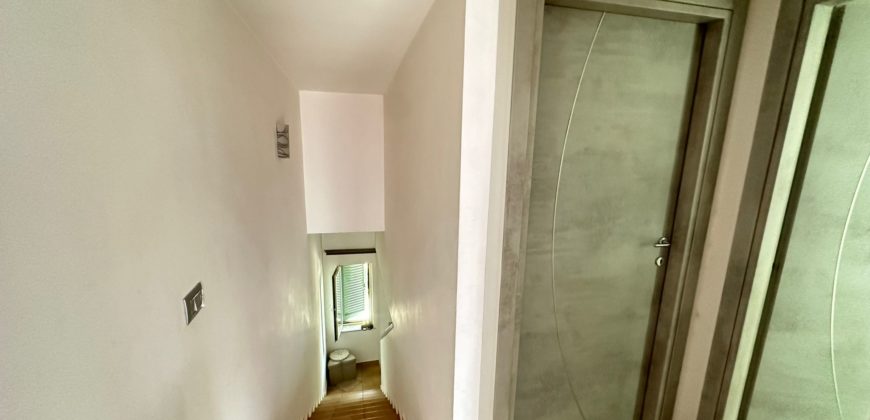 VILLA CON PISCINA IN PARCO Varcaturo-Tangenziale
