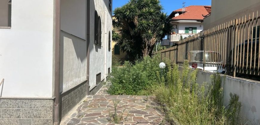 VILLA SINGOLA 2 LIVELLI+GARAGE Licola-Zona Impero