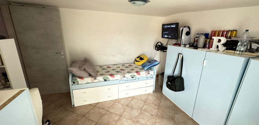 VILLA CON PISCINA IN PARCO Varcaturo-Tangenziale