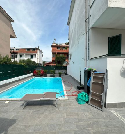 VILLA CON PISCINA IN PARCO Varcaturo-Tangenziale