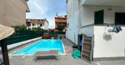 VILLA CON PISCINA IN PARCO Varcaturo-Tangenziale