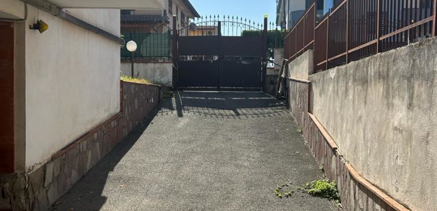 VILLA SINGOLA 2 LIVELLI+GARAGE Licola-Zona Impero