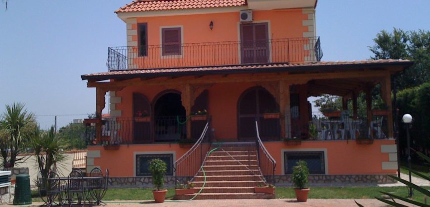 VILLA UNIFAMILIARE CON PISCINA Licola