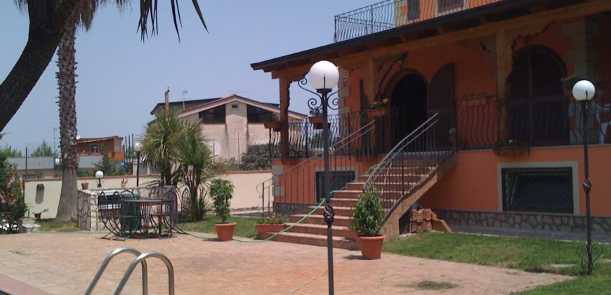 VILLA UNIFAMILIARE CON PISCINA Licola