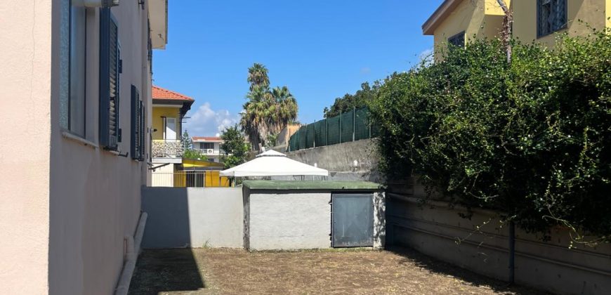 VILLA BIFAMILIARE IN PARCO Licola-Via Massariola