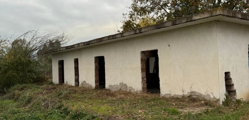 TERRENO CON FABBRICATO Varcaturo