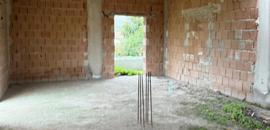 TERRENO CON FABBRICATO Varcaturo