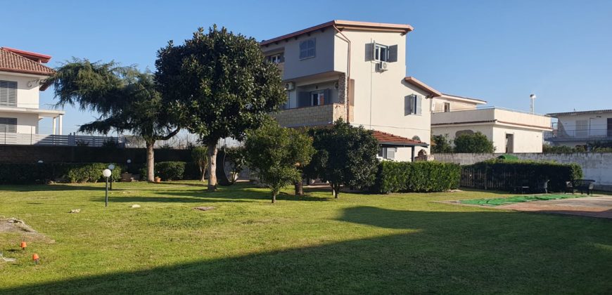 AMPIA VILLA SINGOLA Varcaturo-Via Ripuaria