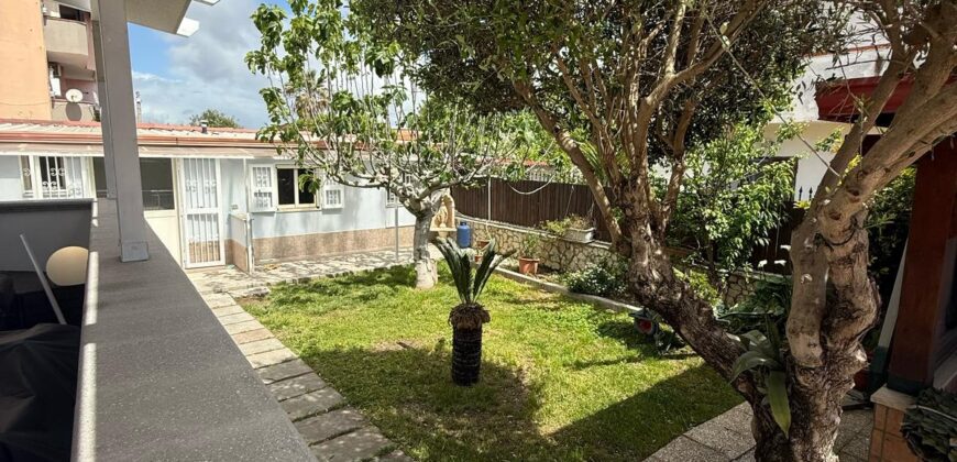 BILOCALE CON GIARDINO Varcaturo-Domitiana