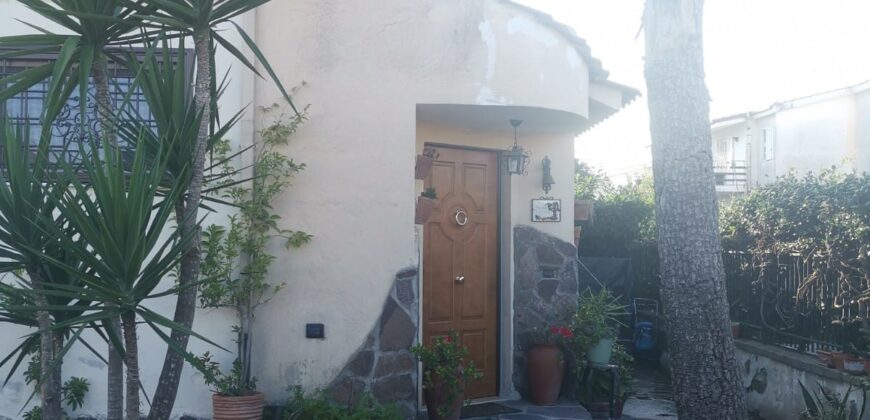 VILLA CON PISCINA Varcaturo