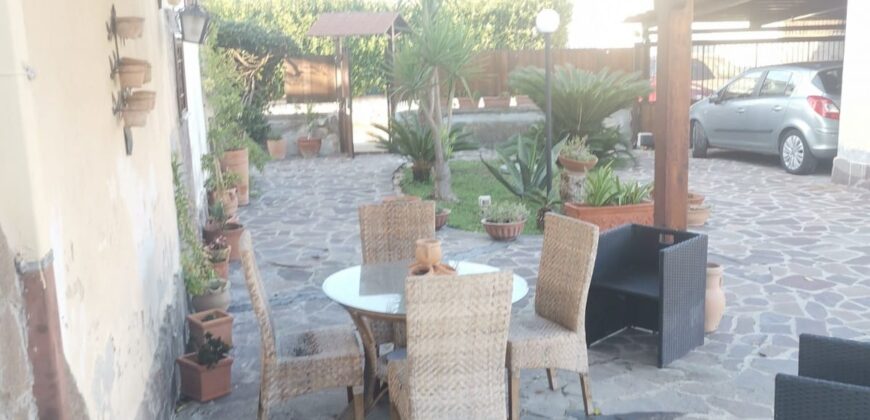 VILLA CON PISCINA Varcaturo