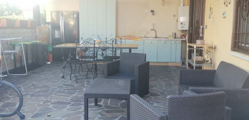 VILLA CON PISCINA Varcaturo