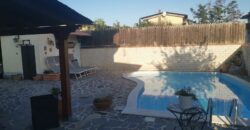 VILLA CON PISCINA Varcaturo