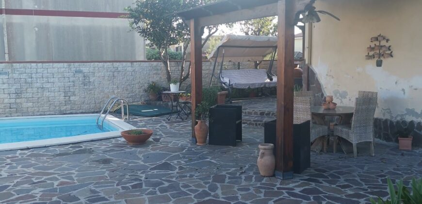 VILLA CON PISCINA Varcaturo