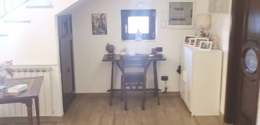 VILLA CON PISCINA Varcaturo