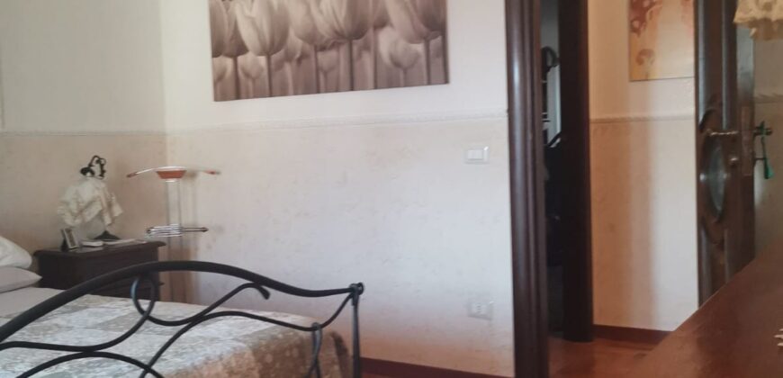 VILLA CON PISCINA Varcaturo