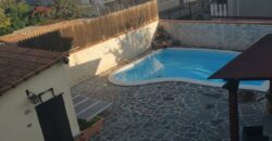 VILLA CON PISCINA Varcaturo