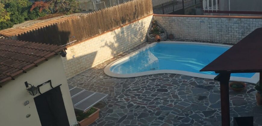 VILLA CON PISCINA Varcaturo