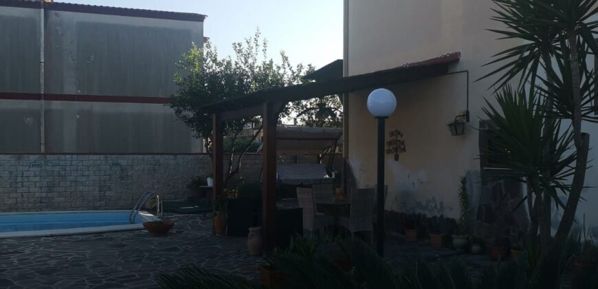 VILLA CON PISCINA Varcaturo