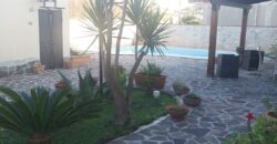 VILLA CON PISCINA Varcaturo