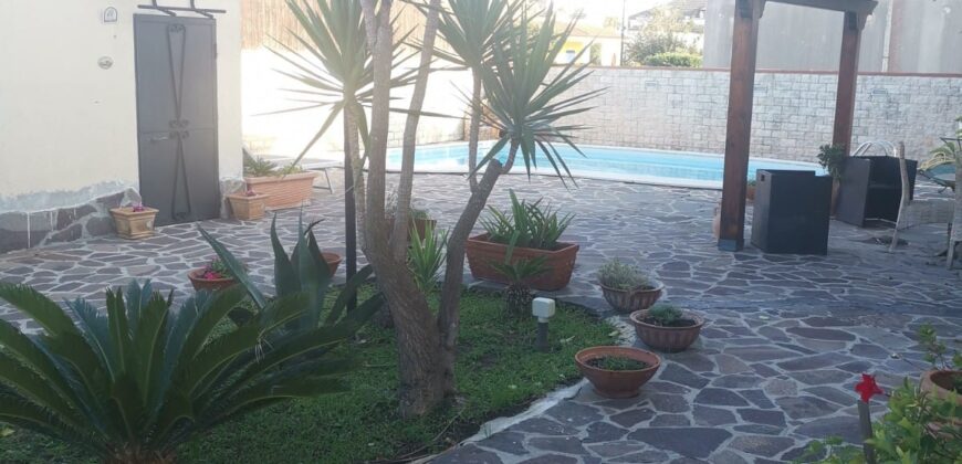 VILLA CON PISCINA Varcaturo