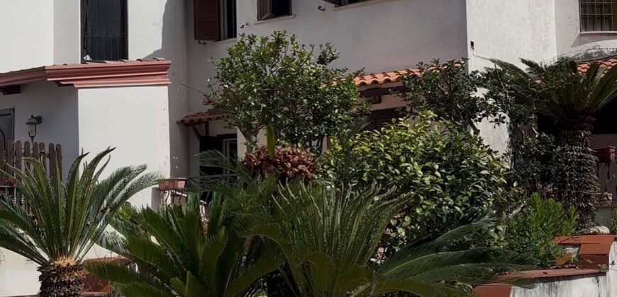 VILLA A SCHIERA DA RISTRUTTURARE Lago Patria-P.Co Gabbiano Azzurro
