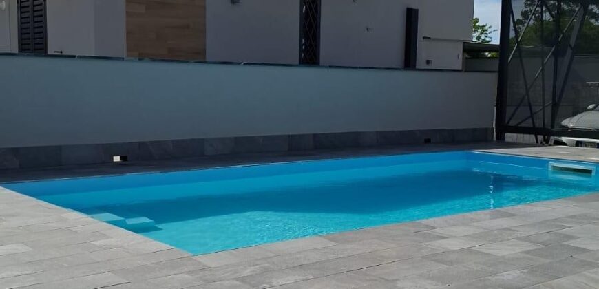 LUSSUOSA VILLA CON PISCINA Varcaturo-Viale Dei Pini Nord