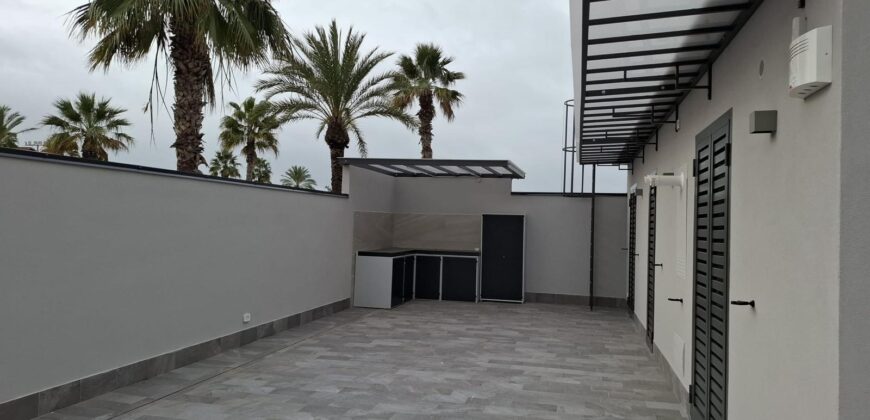 LUSSUOSA VILLA CON PISCINA Varcaturo-Viale Dei Pini Nord