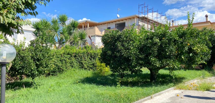AMPIA SOLUZIONE PER DUE FAMIGLIE Licola-Via Vicinale Festinese