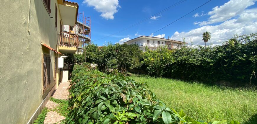 AMPIA SOLUZIONE PER DUE FAMIGLIE Licola-Via Vicinale Festinese
