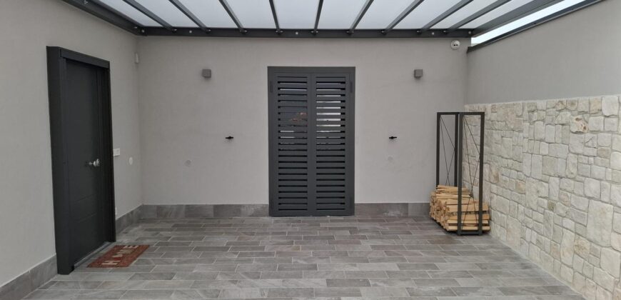 LUSSUOSA VILLA CON PISCINA Varcaturo-Viale Dei Pini Nord