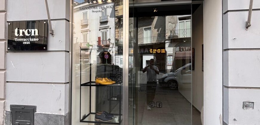 CESSIONE ATTREZZATURE LOCALE Aversa-Via Roma