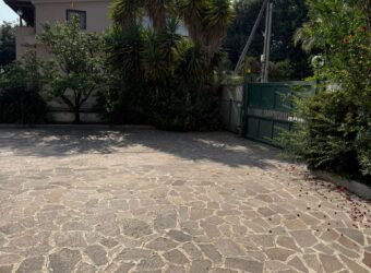 INTERO STABILE CON GIARDINO E GARAGE Lago Patria