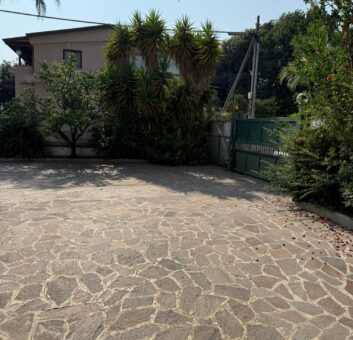 INTERO STABILE CON GIARDINO E GARAGE Lago Patria