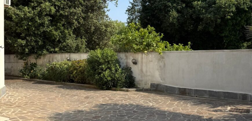 INTERO STABILE CON GIARDINO E GARAGE Lago Patria