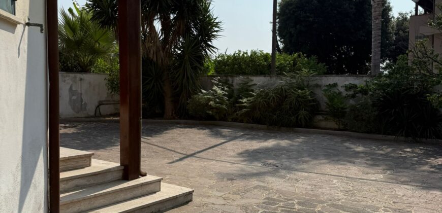 INTERO STABILE CON GIARDINO E GARAGE Lago Patria