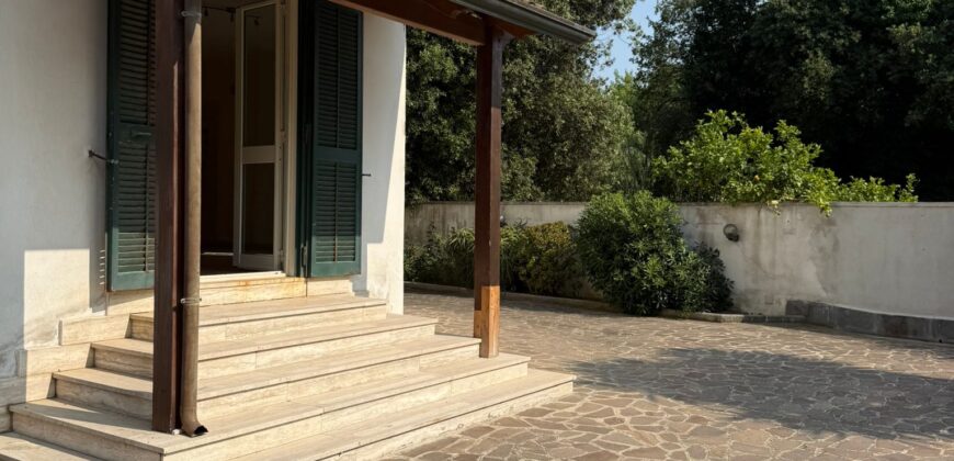 INTERO STABILE CON GIARDINO E GARAGE Lago Patria