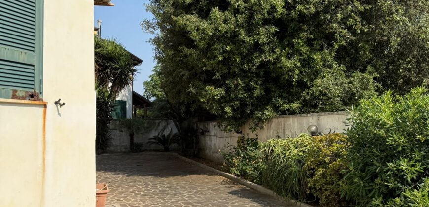 INTERO STABILE CON GIARDINO E GARAGE Lago Patria
