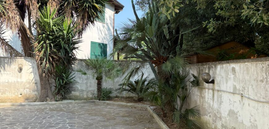 INTERO STABILE CON GIARDINO E GARAGE Lago Patria