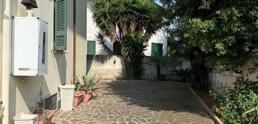 INTERO STABILE CON GIARDINO E GARAGE Lago Patria