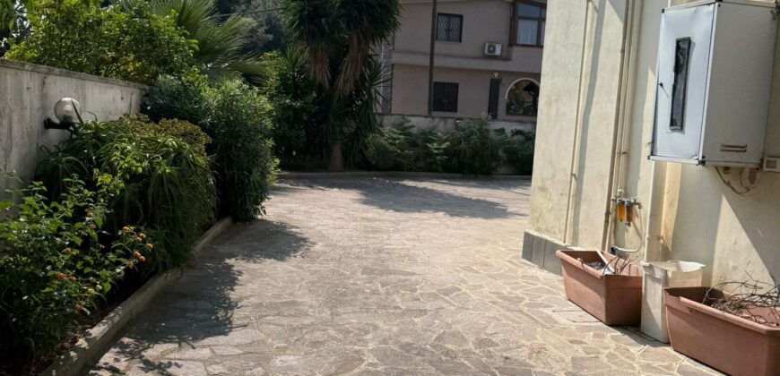 INTERO STABILE CON GIARDINO E GARAGE Lago Patria