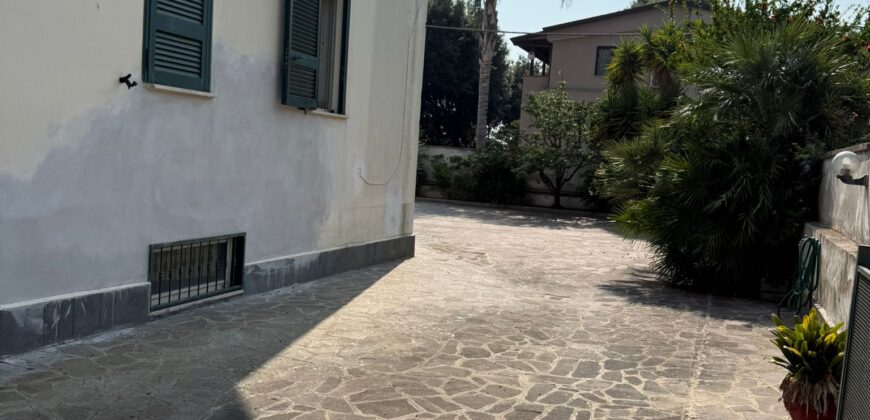 INTERO STABILE CON GIARDINO E GARAGE Lago Patria