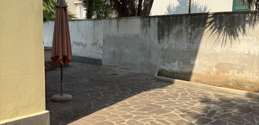 INTERO STABILE CON GIARDINO E GARAGE Lago Patria